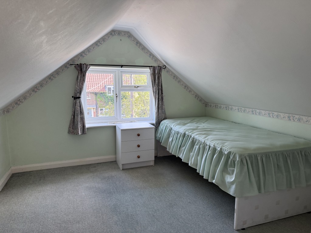 Lot: 122 - DETACHED BUNGALOW WITH ROOF CONVERSION AND POTENTIAL - First floor front facing bedroom